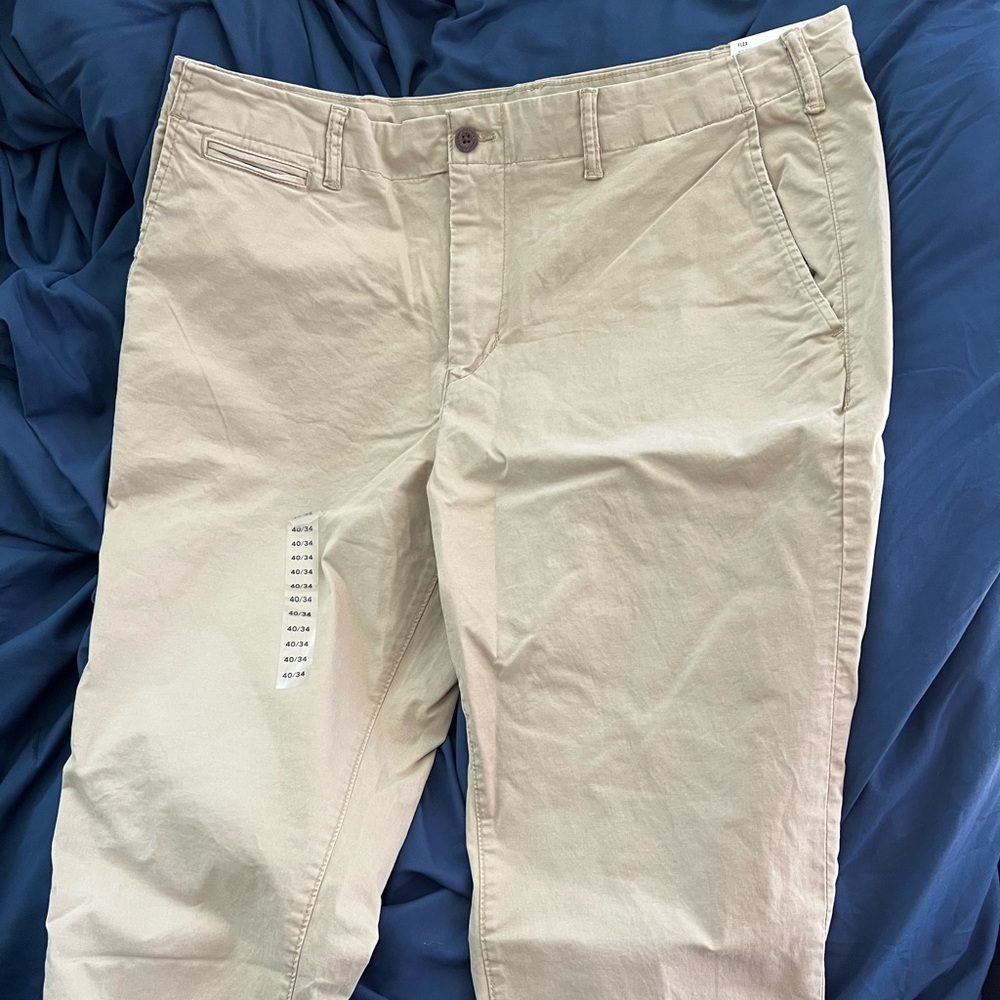 Men's AE Athletic Fit Lived-In Khakis. NWT 40 x 34